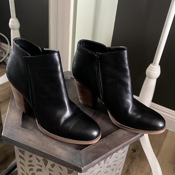 Like NEW, Guess, black cozy soft leather booties, size 9.5
